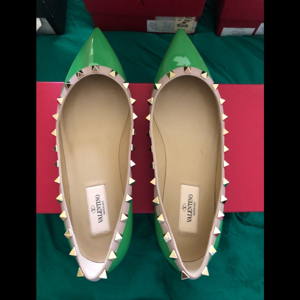 New Valentino Garavani rockstud patent flats in green sz 38